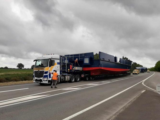 Transport d'un bateau en deux parties